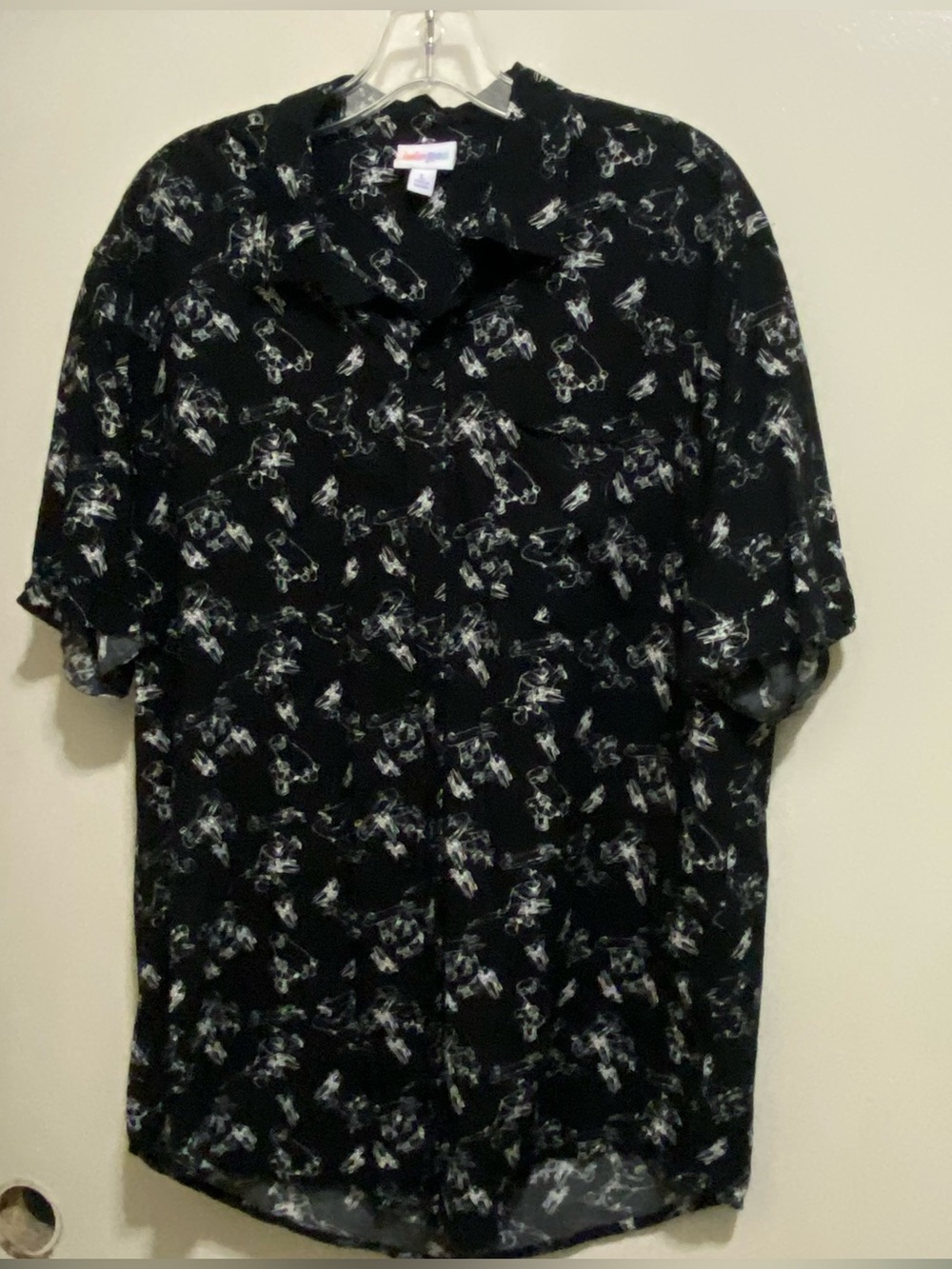 Lularoe Mens Shirt L 46” Skateboarder Skate Skateboard Black White Button Up